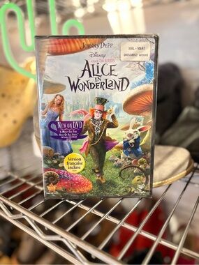 Alice In Wonderland DVD 2010 Brand New Sealed Tim Burton Johnny Depp Bilingual